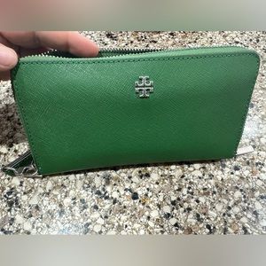 Tory Burch green full zip wallet with wrist strap. Excellent condition!